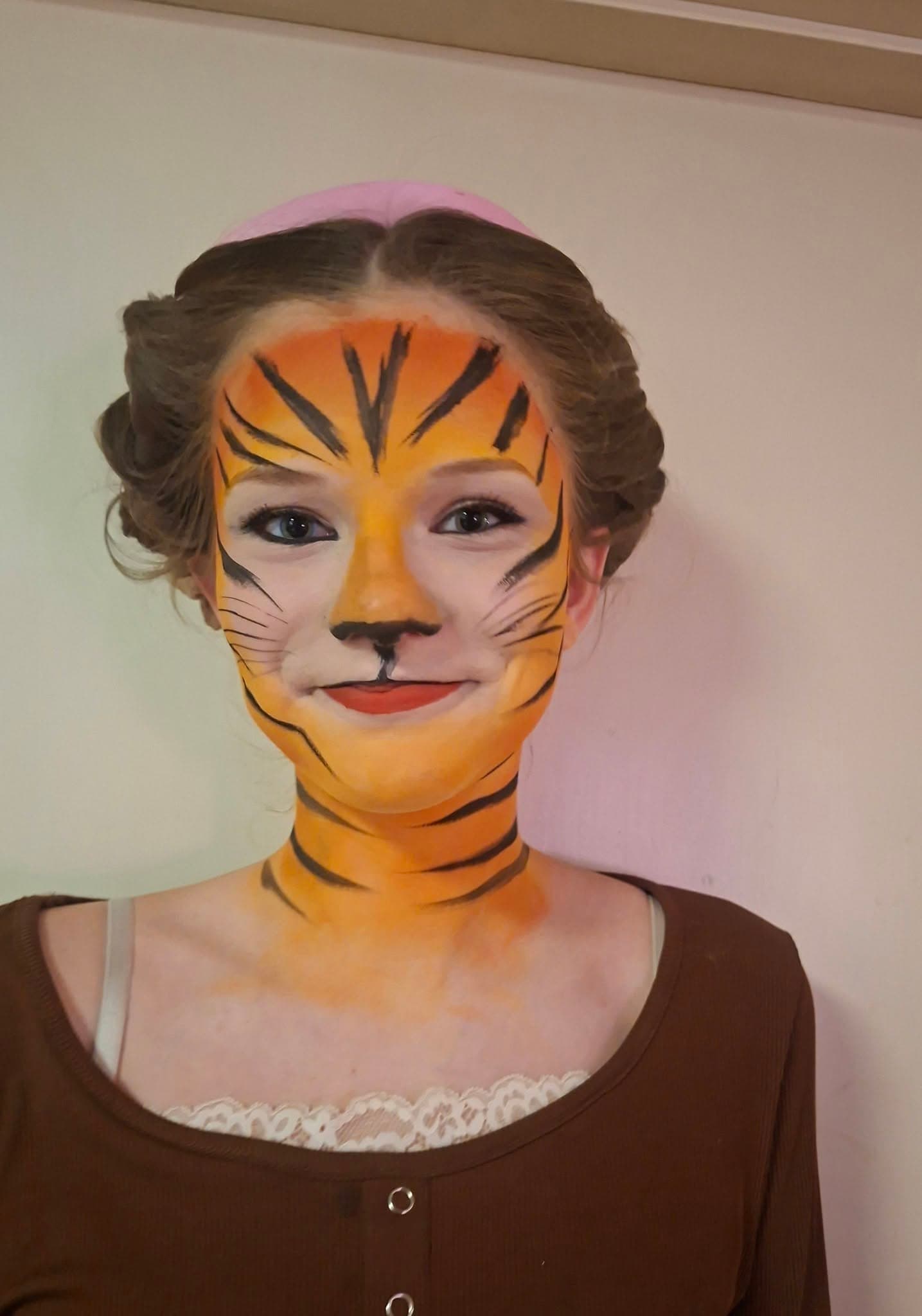 Elena med tigerinspirert ansiktsmaling